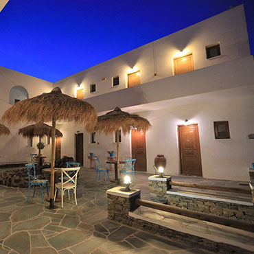 Il cortile del Sifnos hotel Benaki