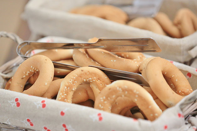 Petit déjeuner traditionnel servi au Sifnos hotel Benaki